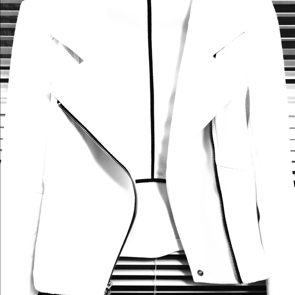 Chic and trendy white jacket!